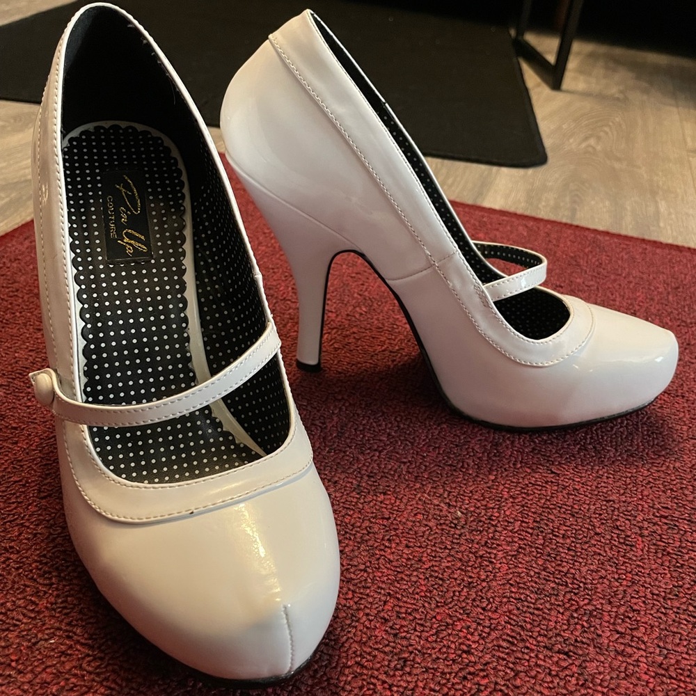 White, Size 10, Pleasers